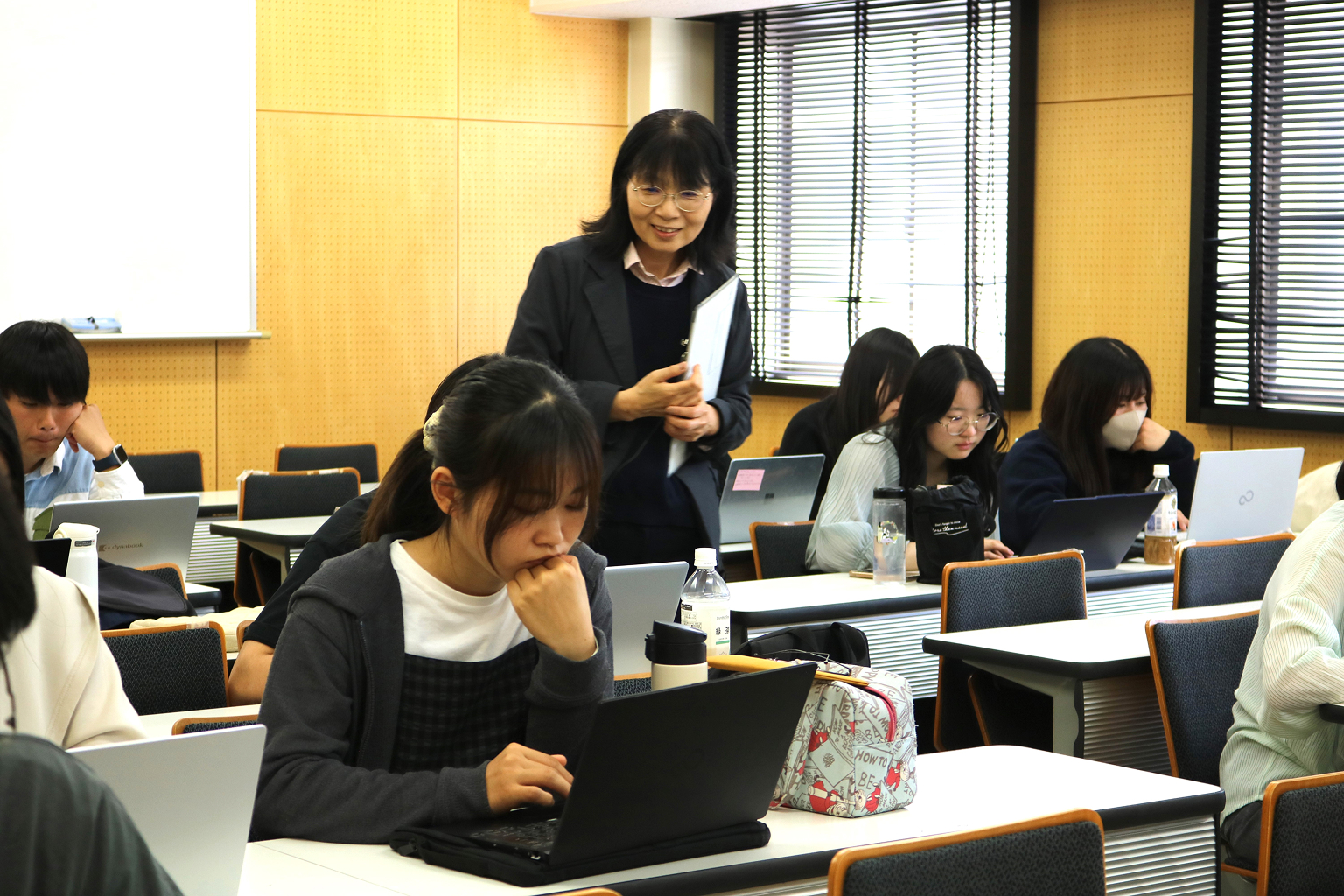 授業を受ける大学生