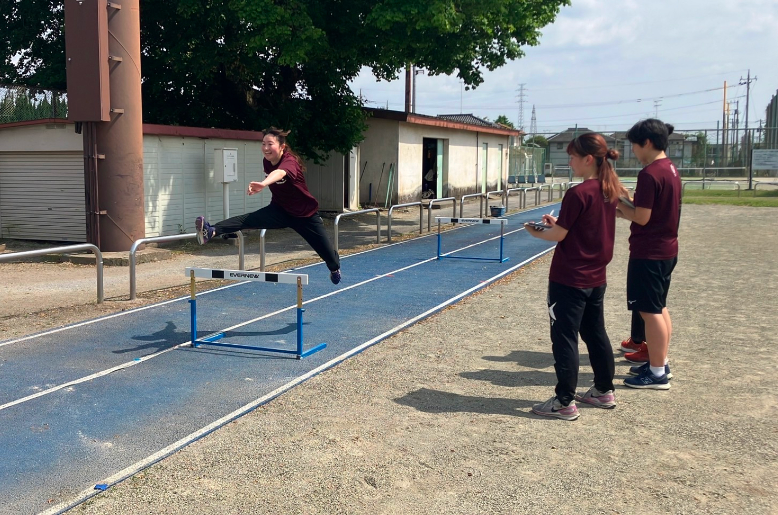 ハードルを飛ぶ生徒