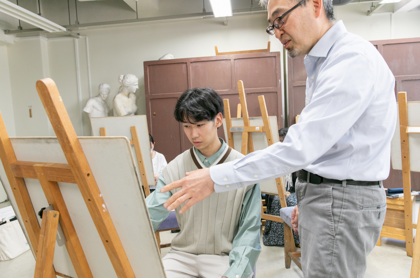 絵を描く生徒