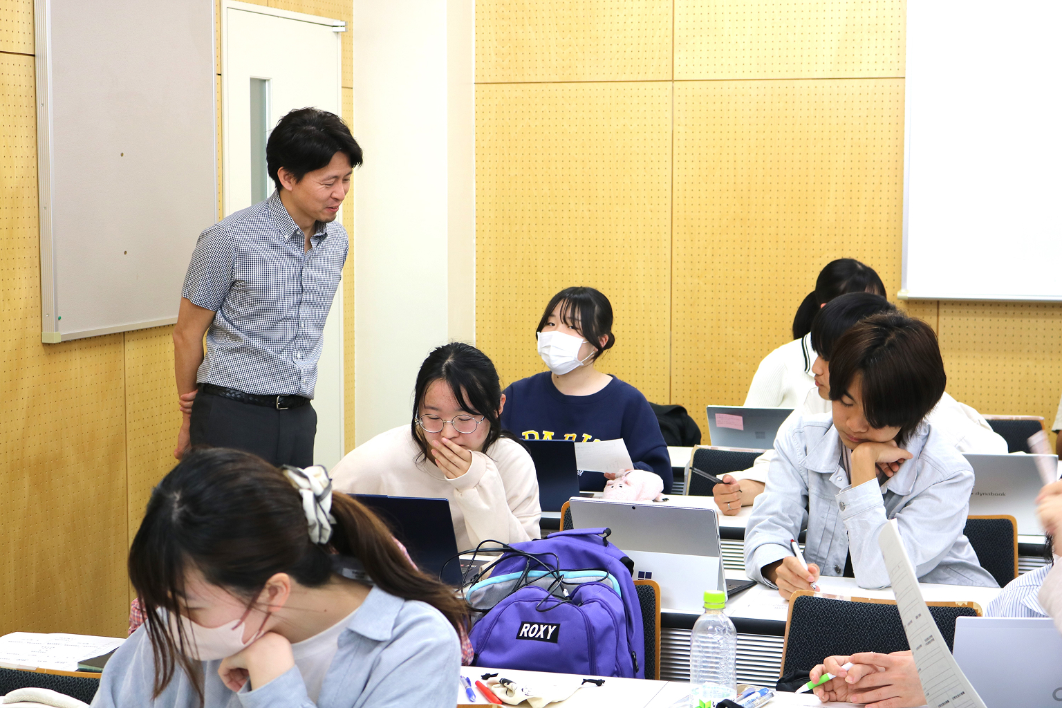 生徒と話す大学講師