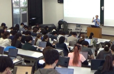 授業を受ける大学生