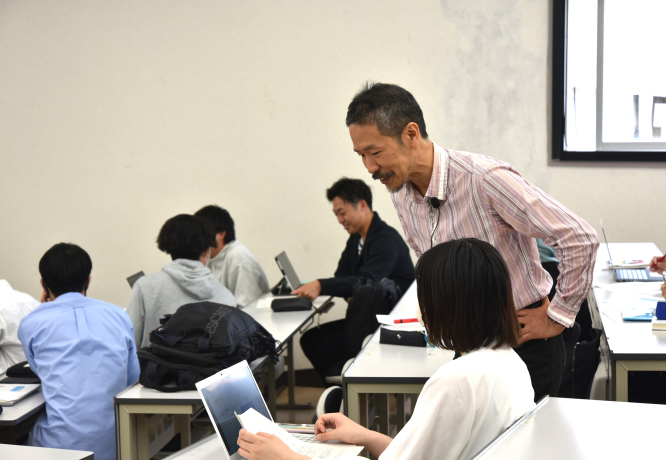 生徒と話す大学講師
